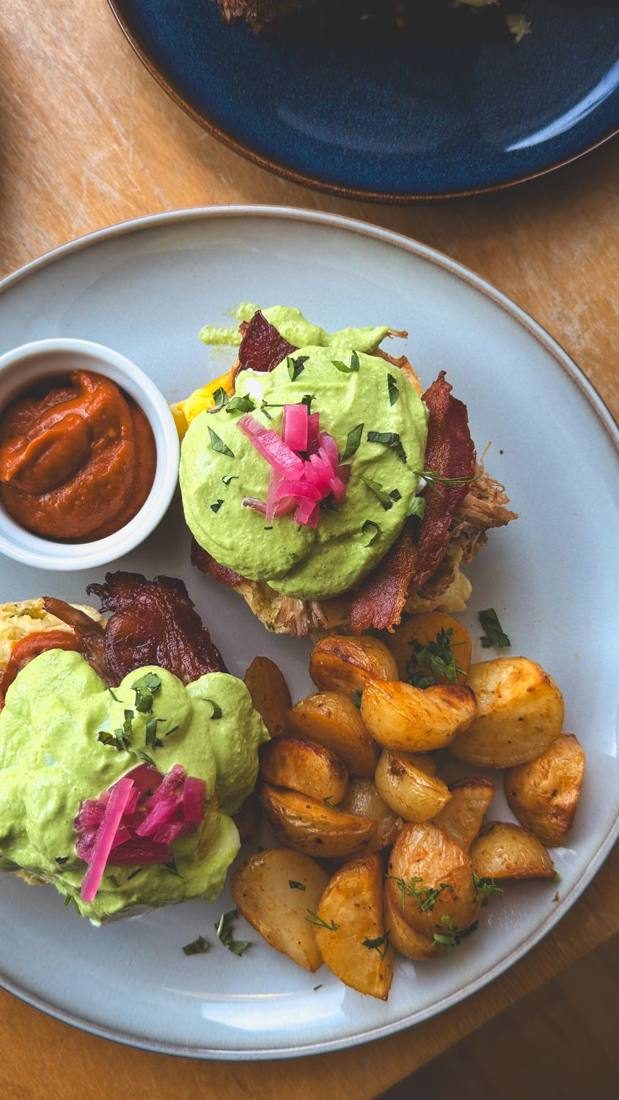 Brume du matin : scone au cheddar, œufs pochés, mayo verte, bacon et pommes de terre