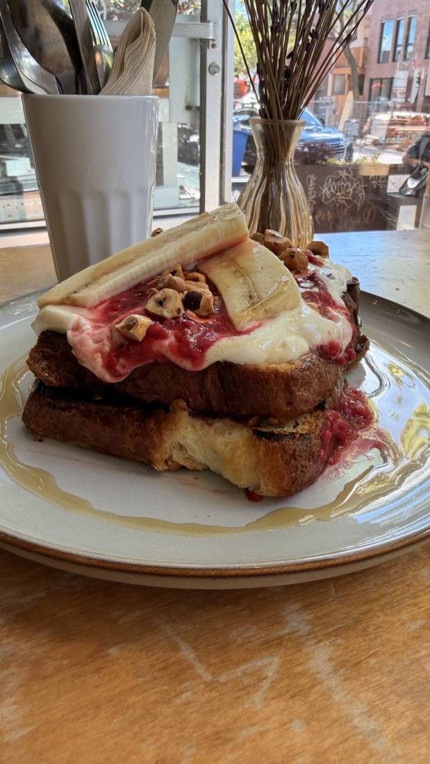 Brioche sucrée, crémeux cheesecake, compotée de framboises, bananes et noisettes