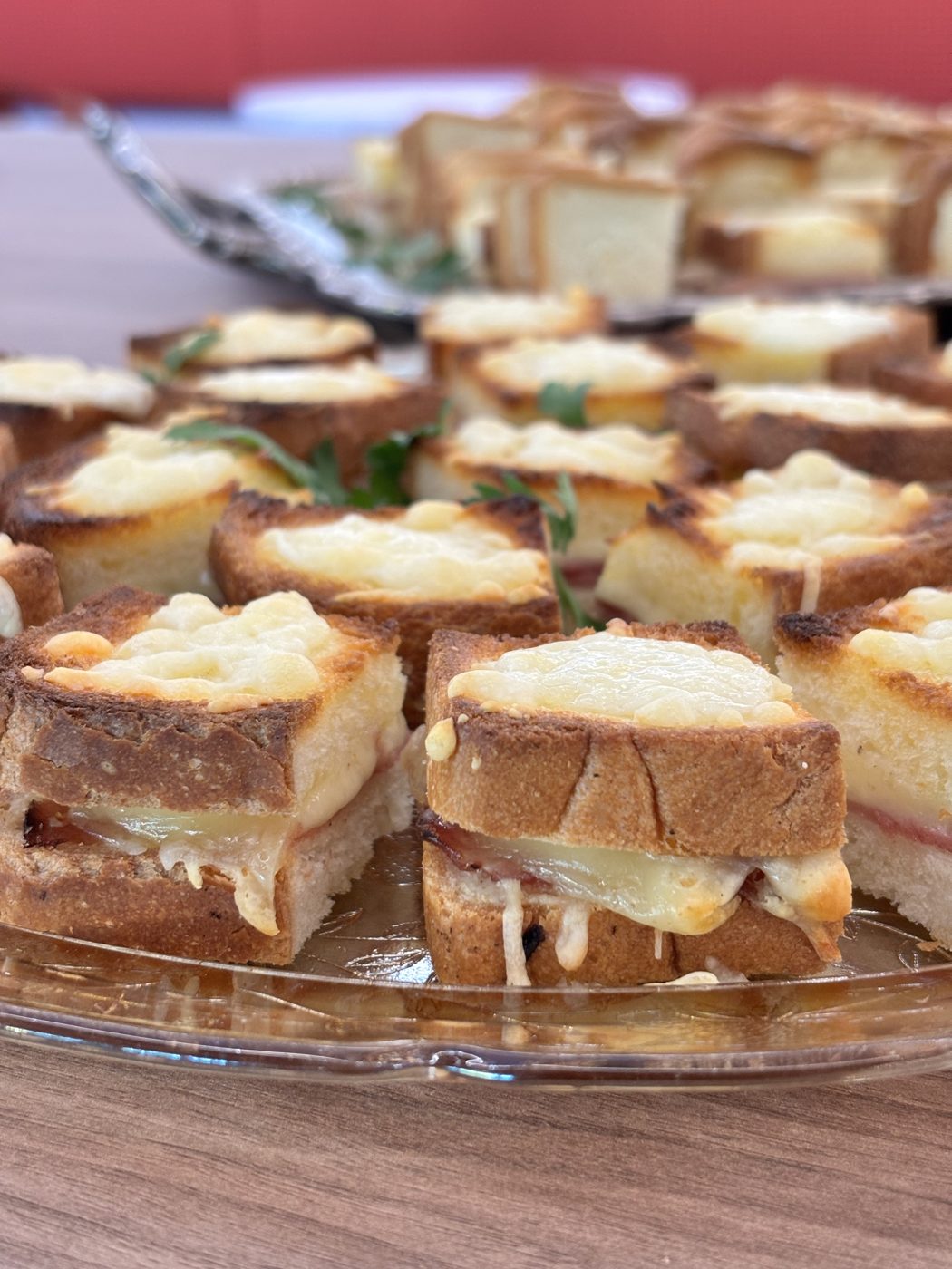 Plateau de bouchées grillées au fromage servi lors d'un événement privé